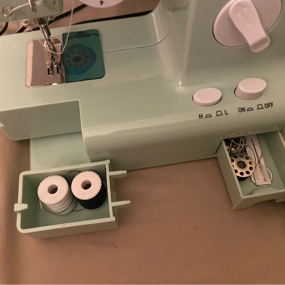 Mint green sewing machine - Picture 3 of 3